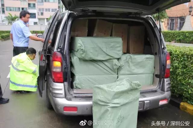 车被淹消防涉水解救被困者,车辆水淹逃生处置