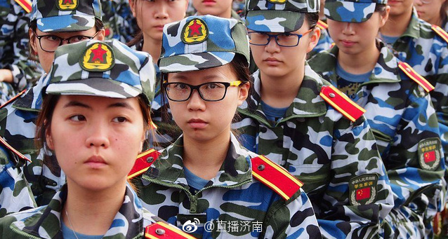 日头高高挂军训的姑娘晒黑啦