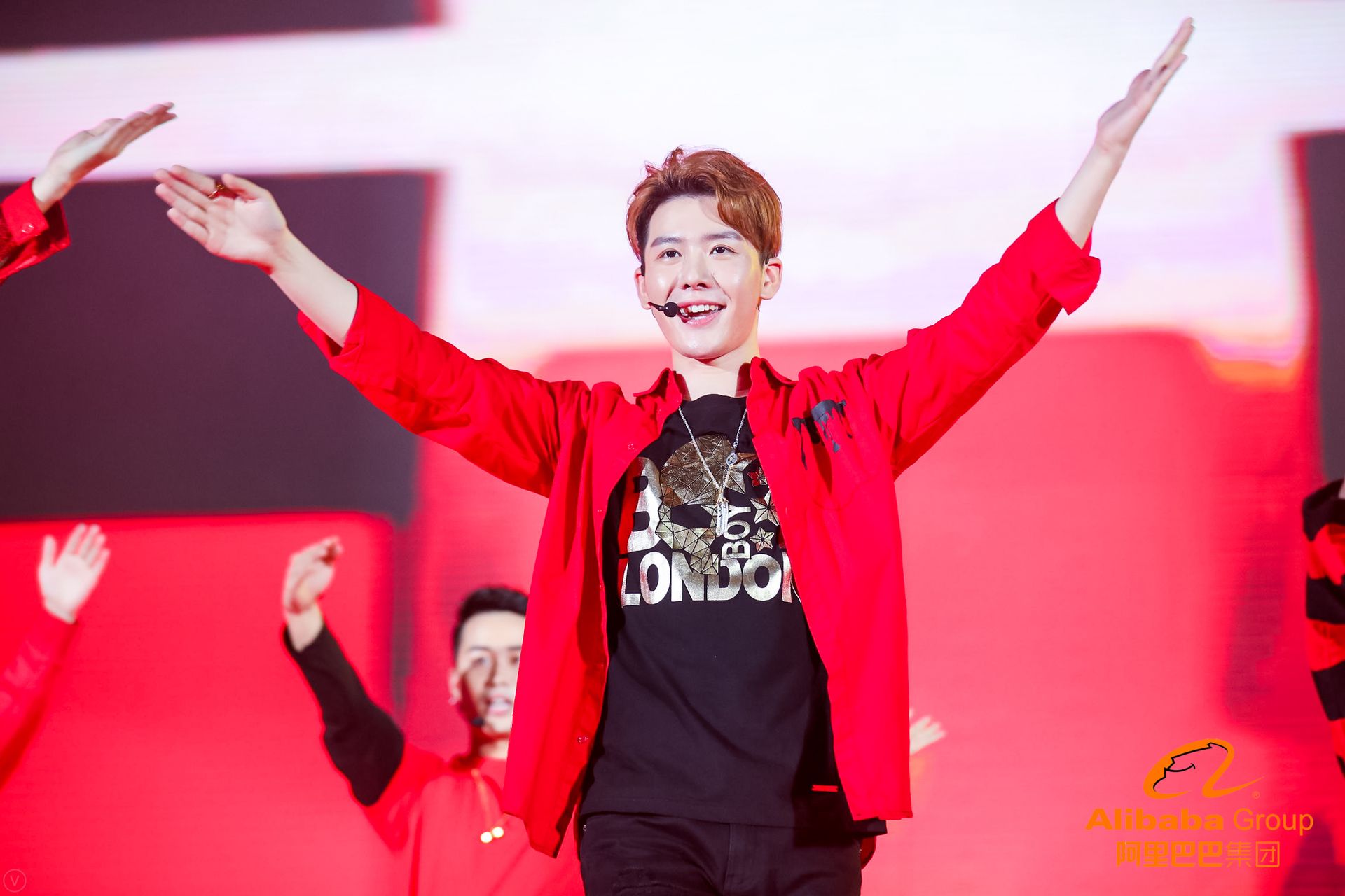 这些高清大图告诉你，今天刷屏朋友圈的阿里年会到底在玩什么？