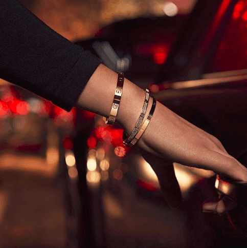 cartierlove系列宽版4钻玫瑰金手镯,cartierlove手镯戴法