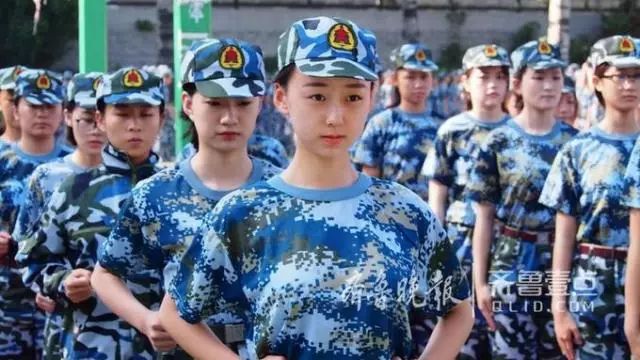 日头高高挂军训的姑娘晒黑啦