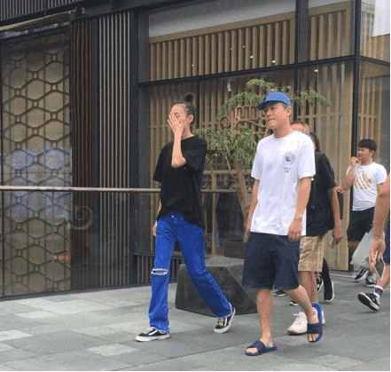 秦舒培素颜晒娃获称赞,秦舒培年轻容颜