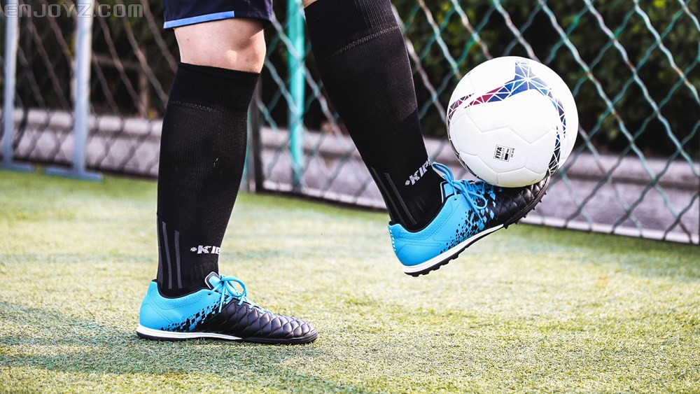 迪卡侬成人足球碎钉球鞋测评实战,迪卡侬agility基础足球鞋怎么样