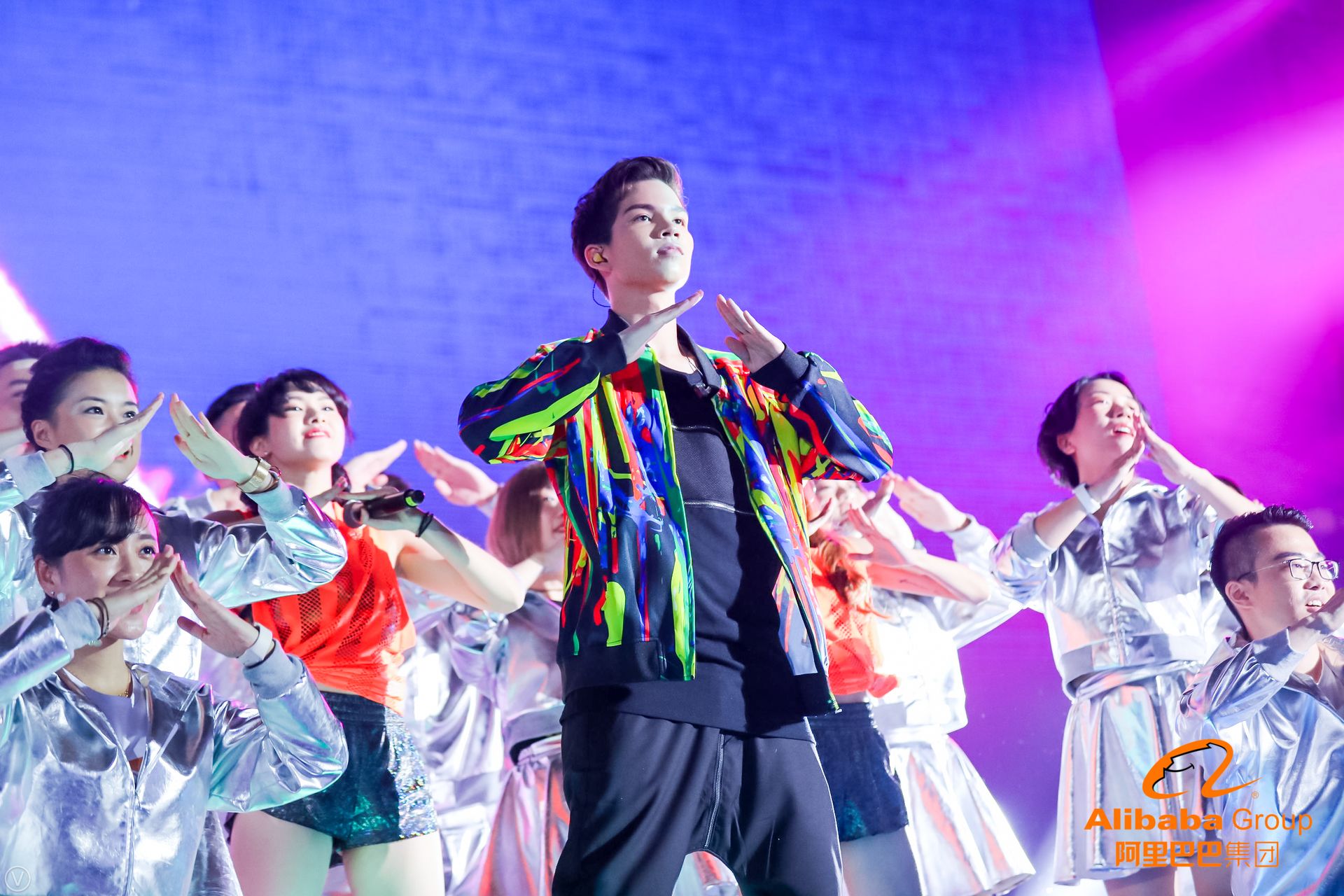 这些高清大图告诉你，今天刷屏朋友圈的阿里年会到底在玩什么？