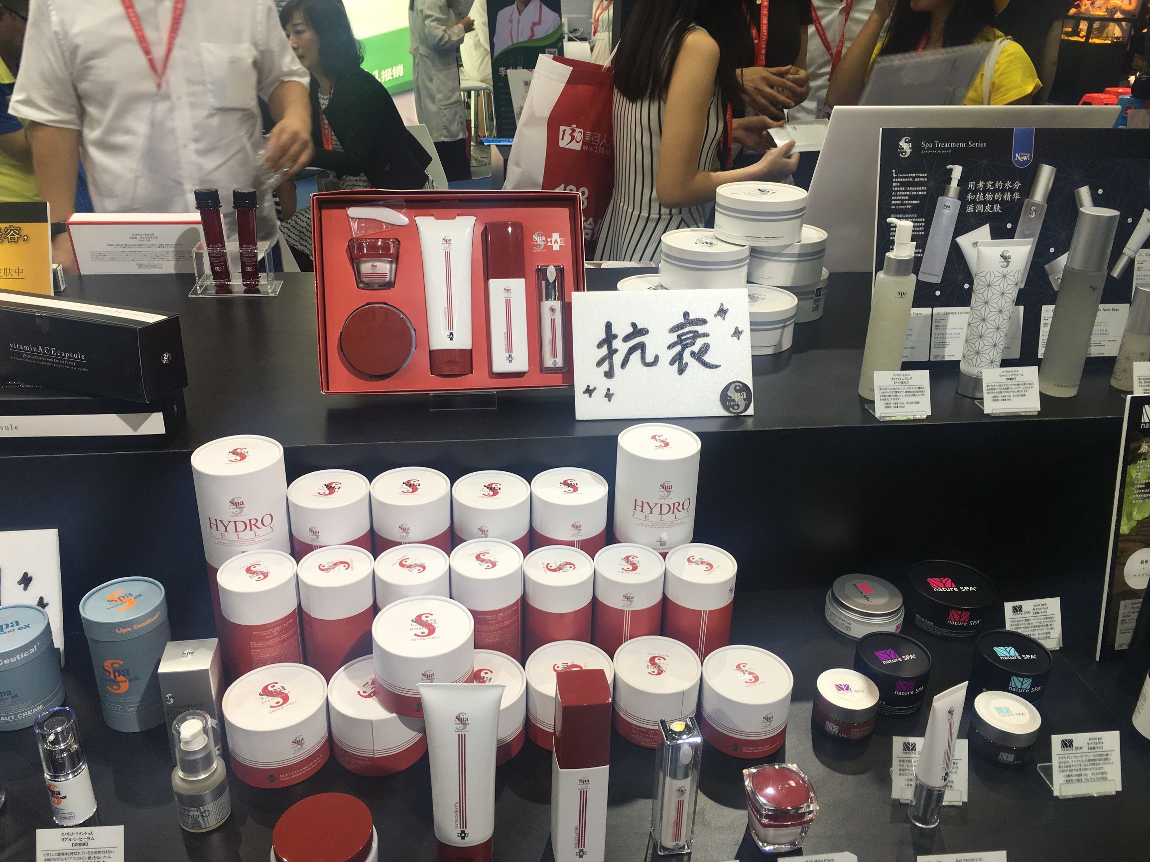 中国国际美博会（广州）上，这款眼膜吸引了无数时尚MM