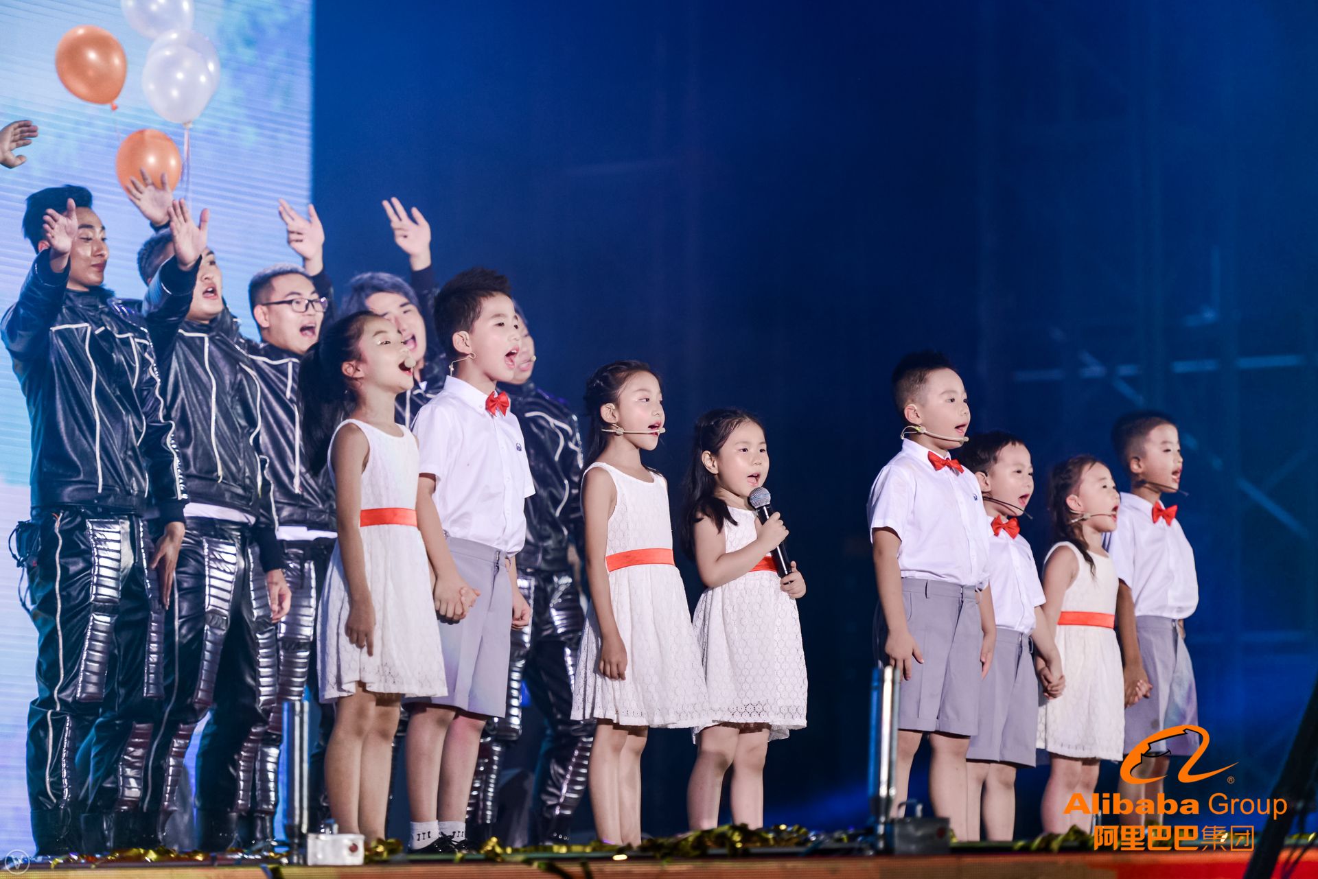 这些高清大图告诉你，今天刷屏朋友圈的阿里年会到底在玩什么？