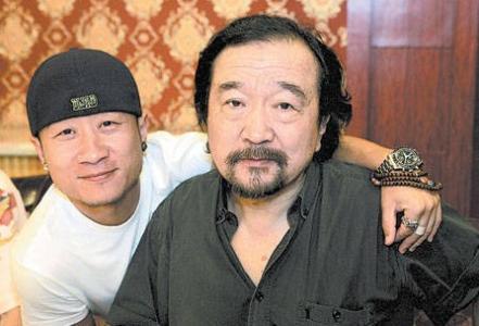 爹是老戏骨，他是捧不红的星二代，身高不足一米七，娶小16岁娇妻