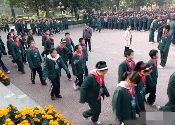 为何现在校服极土气极难看,中国丑校服