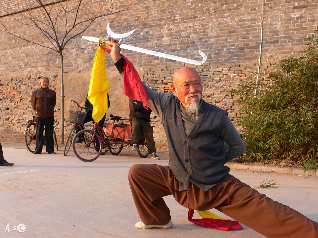 古代兵器虎挠双钩值多少钱,中国武术双钩教学视频