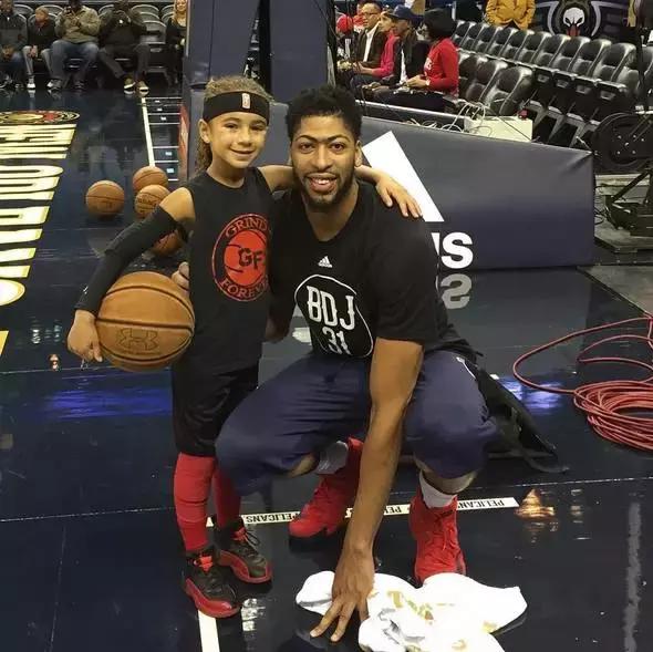 小女孩拥有第一双漂亮鞋子,七岁女孩球鞋