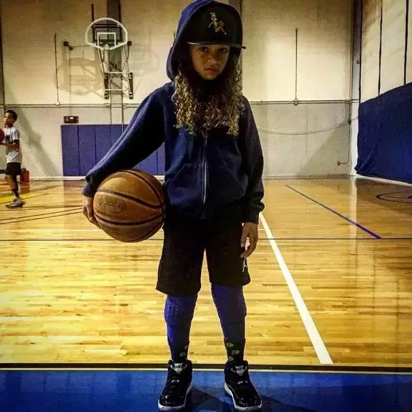 小女孩拥有第一双漂亮鞋子,七岁女孩球鞋