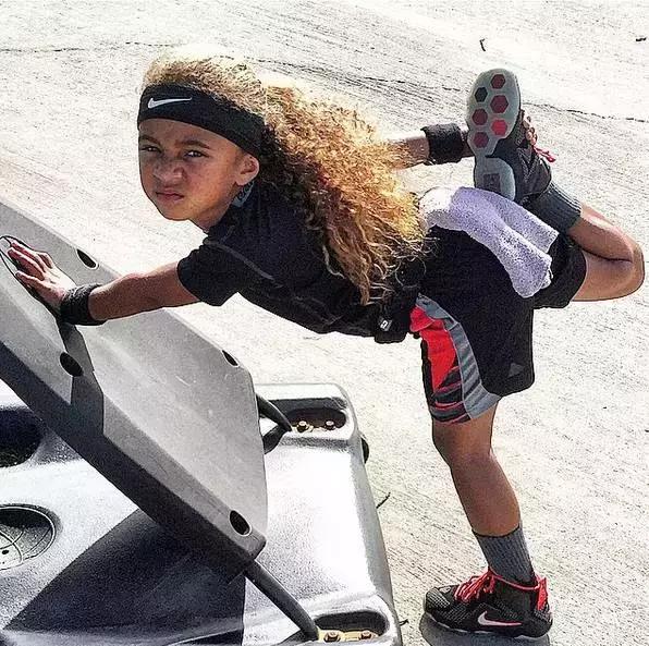 小女孩拥有第一双漂亮鞋子,七岁女孩球鞋