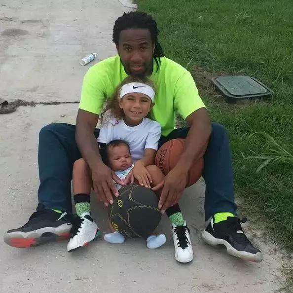 小女孩拥有第一双漂亮鞋子,七岁女孩球鞋