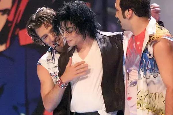 迈克尔杰克逊从黑到白全部过程,迈克尔杰克逊最后一次登场完全版