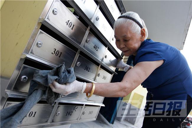 济南七旬奶奶义务扫楼20年，爱练字还自学了电子琴
