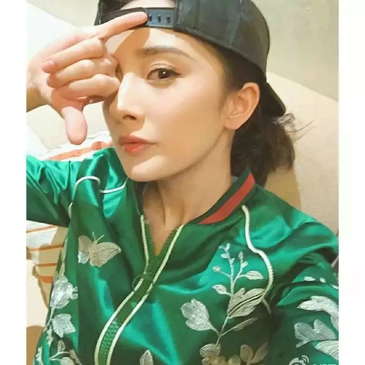 杨幂穿的最火的牌子,杨幂亚太区代言什么品牌