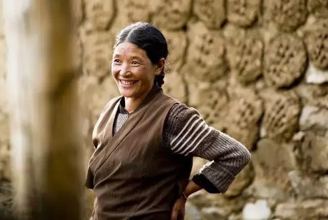 描写人物神态好词好句初中,描写人物语言神态动作外貌的好句