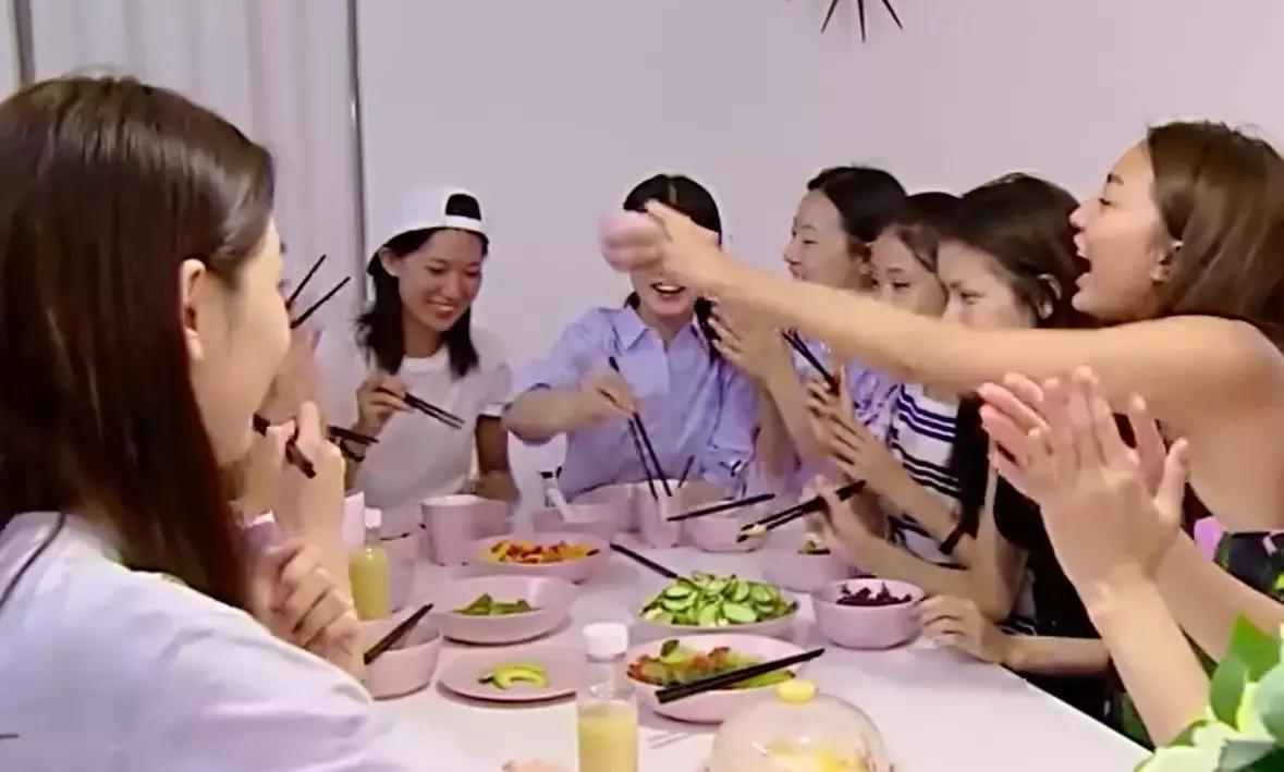 女明星为了减肥竟然这么拼！水煮就算了，有的还吃蛐蛐···