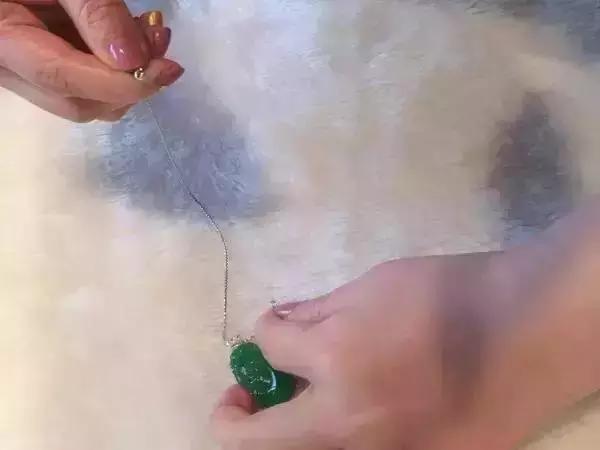 翡翠手镯戴进去难还是取出来难,翡翠手镯是不是能戴上就能取下