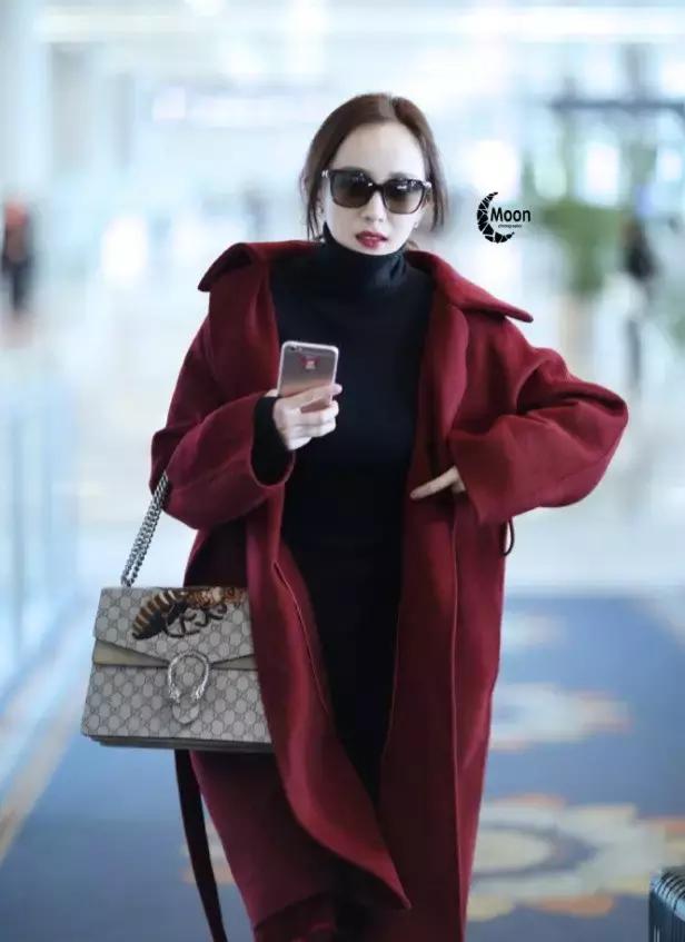 杨幂穿的gucci的格纹外套,杨幂celine上衣