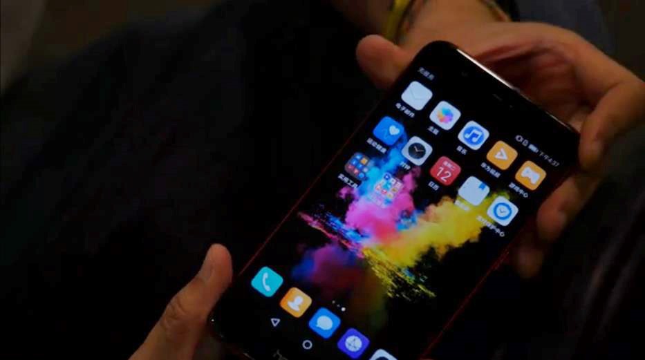 手机不小心被坐弯了怎么修,手机被坐弯了能够继续用吗