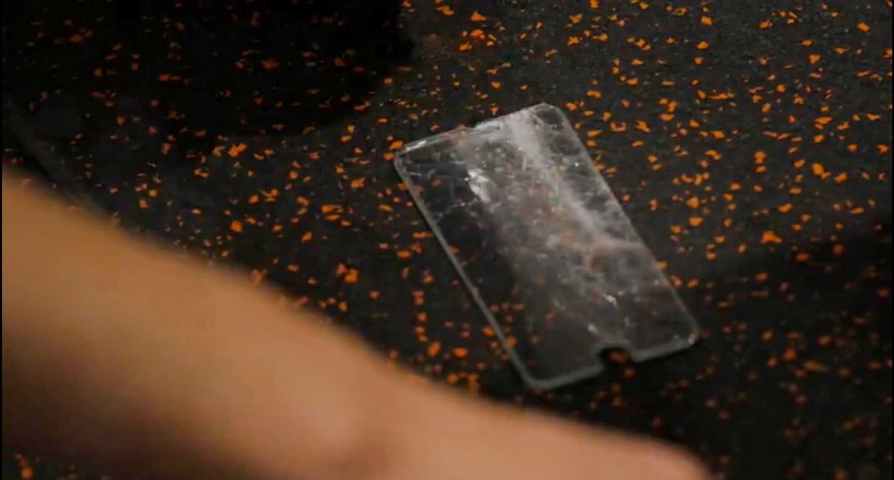 手机不小心被坐弯了怎么修,手机被坐弯了能够继续用吗