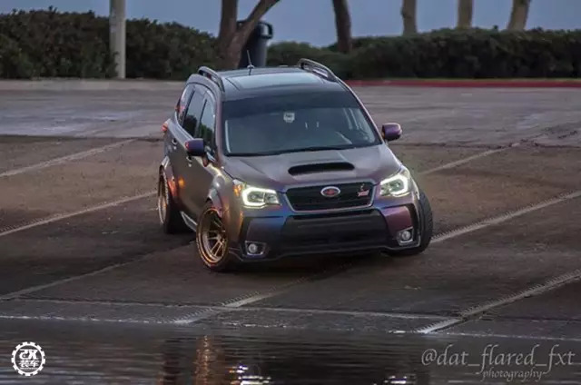 “不务正业”的低趴斯巴鲁森林人，在路上暴走的姿态简直凶猛！