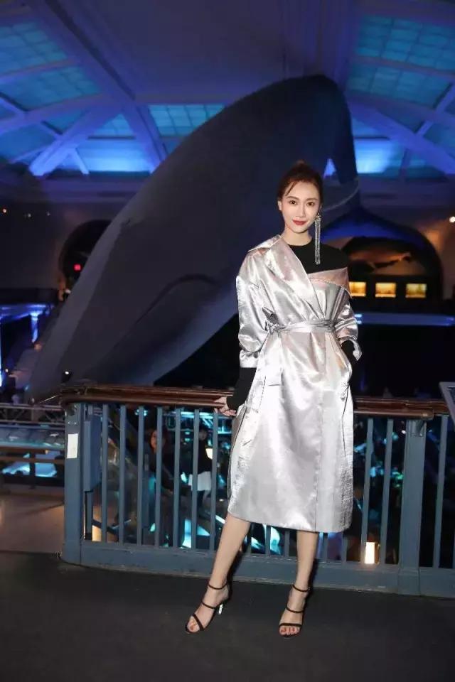 杨幂李易峰现身米兰街头,李易峰怎么穿杨幂的衣服