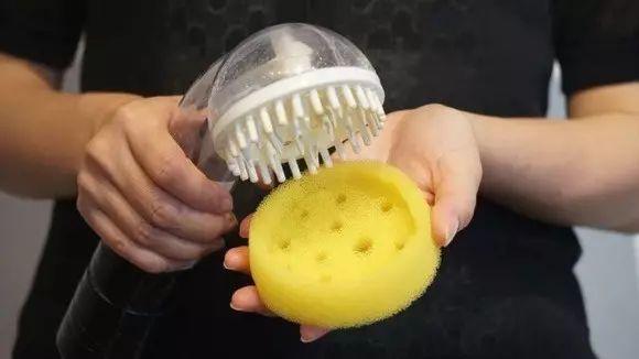 岛国研发让你躺在床上都能洗头的机器，满屏都是不可描述的画风！