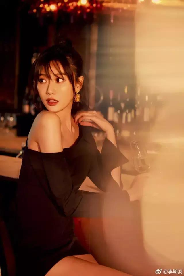 杨幂李易峰现身米兰街头,李易峰怎么穿杨幂的衣服