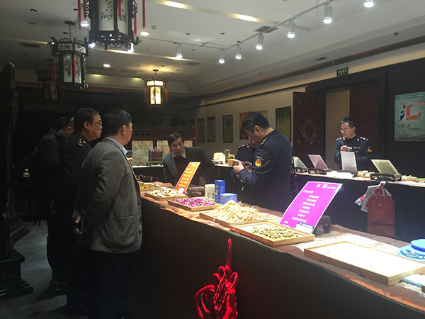 药店售卖伪劣中药材,记者暗访上海药店天价药