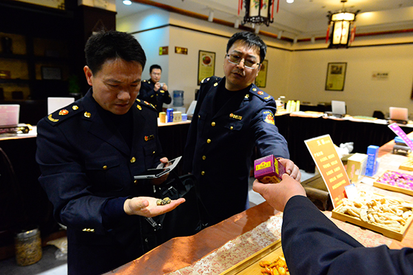 药店售卖伪劣中药材,记者暗访上海药店天价药