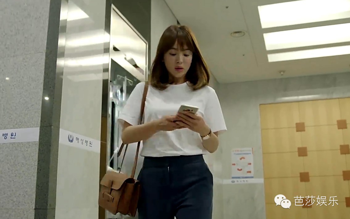 太阳的后裔为啥选宋仲基,太阳的后裔宋仲基帮宋慧乔扎头发