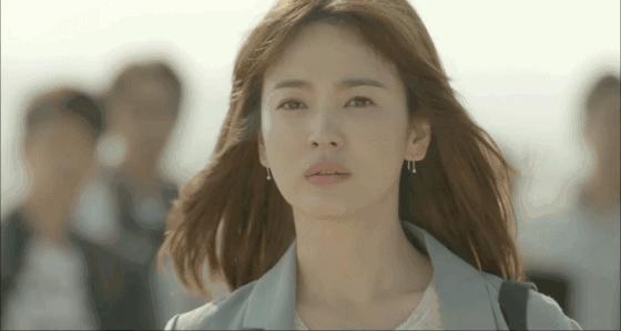 太阳的后裔为啥选宋仲基,太阳的后裔宋仲基帮宋慧乔扎头发