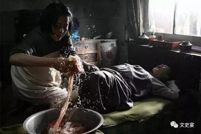 古代产妇死活全靠接生婆，产房环境差不说，还要遭受婆家冷水
