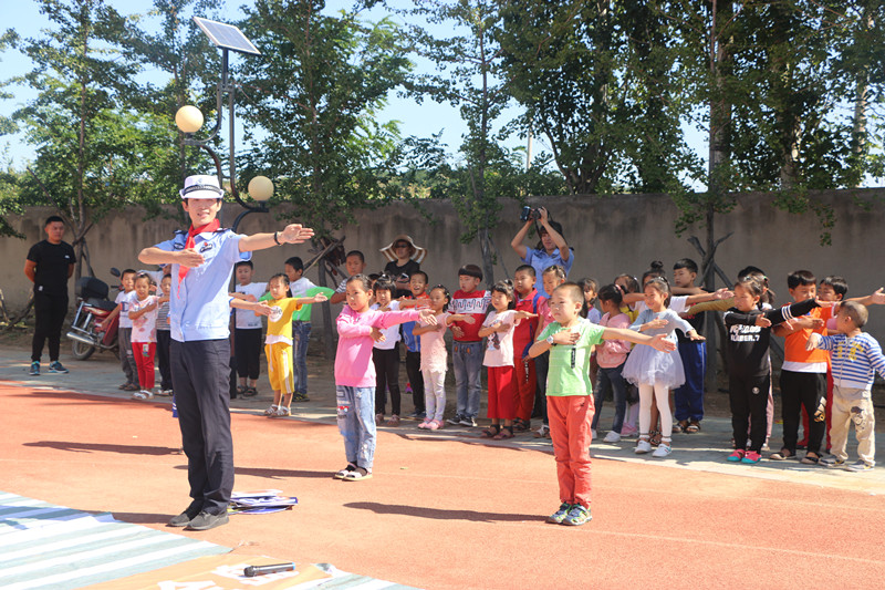 爱心团队情暖留守儿童,爱心涌动为留守儿童圆梦