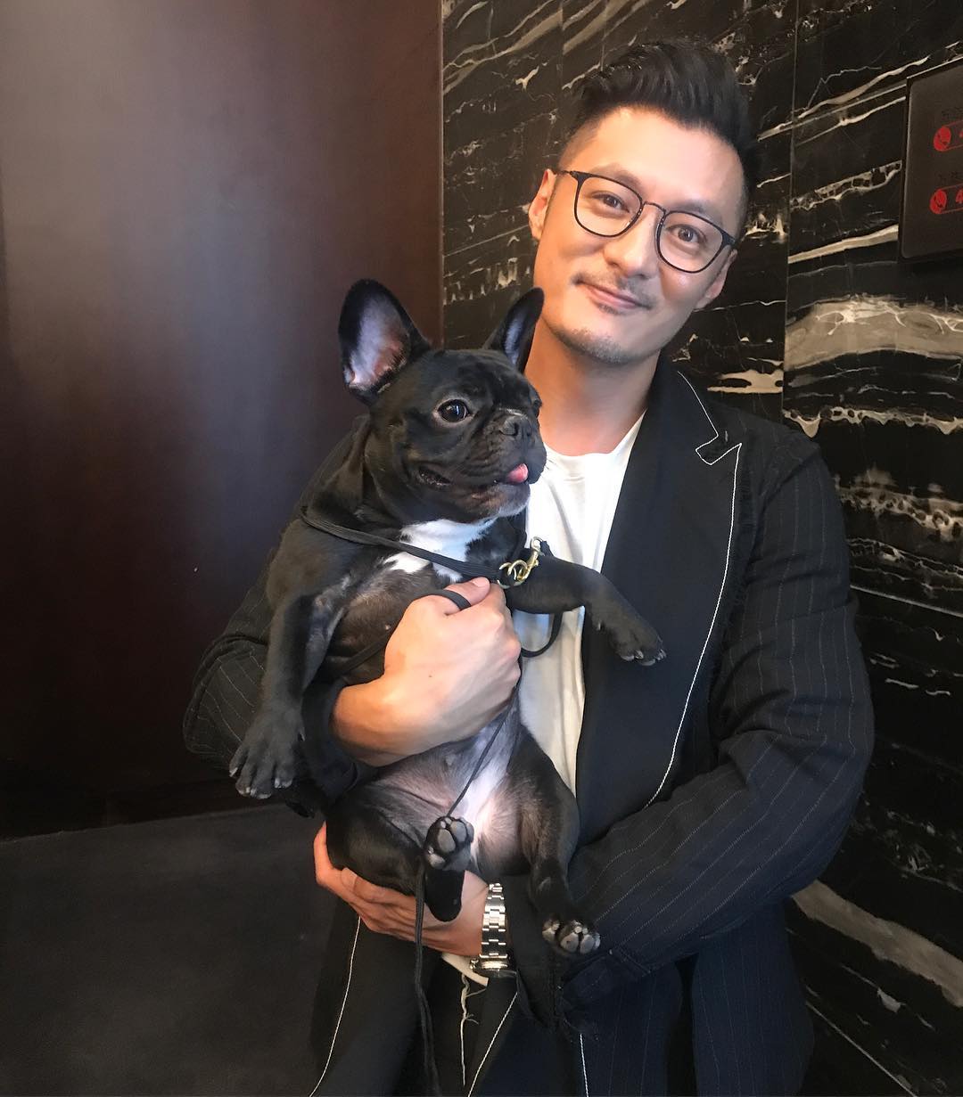 一件纯白的t恤搭配拉风的tee,一件白t恤男