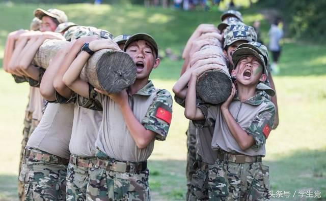 大学生军训都快结束了，没晒黑的同学肯定都不是学霸