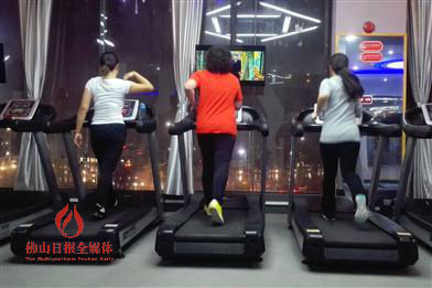 大妈下雨跳舞打滚,大爷大妈转战地下车库跳舞