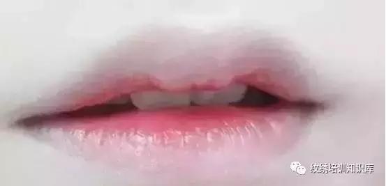 唇部怎么避免做花唇,乌唇变自然唇怎么调