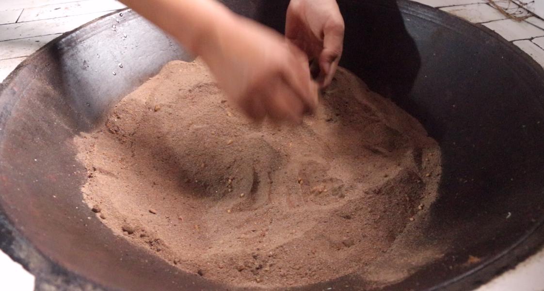 农村小伙走街串巷做爆米花,农村大哥自制老式爆米花