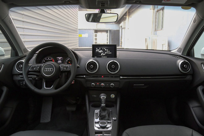 奥迪a3和奔驰a200两厢哪个值得买,奥迪a3两厢车1.4t进口2013年图片