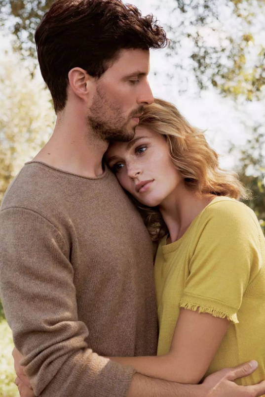 暖过拥抱，柔过亲吻，只有羊绒衫能给女人温柔的怀抱