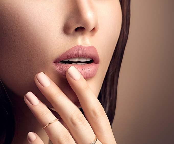 深唇浅色哑光口红 (合适厚唇的哑光口红)