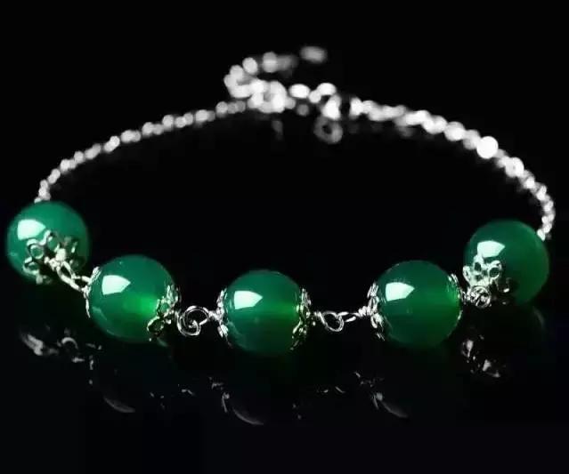 翡翠珠子戴脖子的76颗寓意,翡翠手串珠子颗数讲究