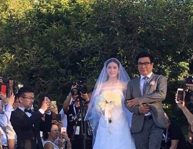 隆诗大婚深情告白霍建华抢合照新郎扬言生5个