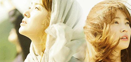 太阳的后裔为啥选宋仲基,太阳的后裔宋仲基帮宋慧乔扎头发