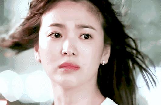 太阳的后裔为啥选宋仲基,太阳的后裔宋仲基帮宋慧乔扎头发