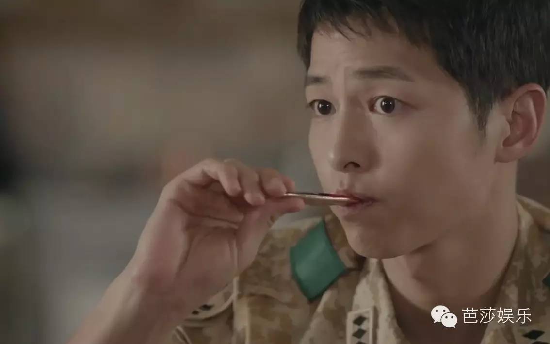 太阳的后裔为啥选宋仲基,太阳的后裔宋仲基帮宋慧乔扎头发