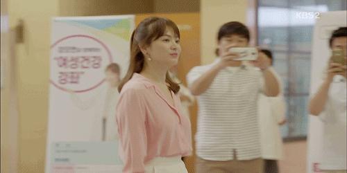 太阳的后裔为啥选宋仲基,太阳的后裔宋仲基帮宋慧乔扎头发